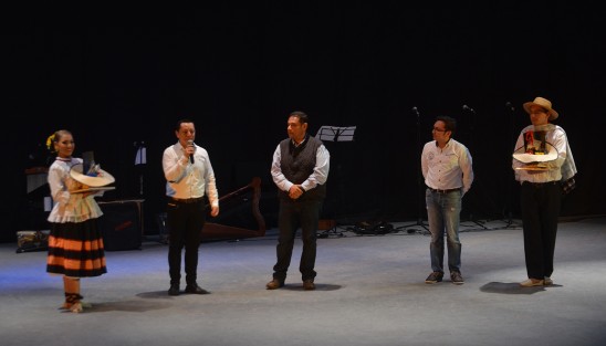 La compañía Artística Danza Colombia entregó algunos souvenirs a Mauricio Cuevas Gayosso, organizador del Festival de las Flores Xalapa.