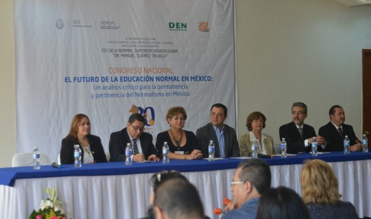 El alcalde de Xalapa, Américo Zúñiga, participó en el Congreso Nacional el Futuro de la Educación Normal en México.   