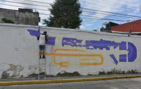 Bardas son pintadas para hacer propaganda en Xalapa. Afortunadamente no de ningún político, sino del Festival JazzUV, a realizarse del 24 al 29 de Octubre próximo.