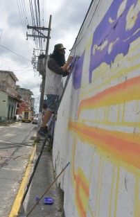 Bardas son pintadas para hacer propaganda en Xalapa. Afortunadamente no de ningún político, sino del Festival JazzUV, a realizarse del 24 al 29 de Octubre próximo.