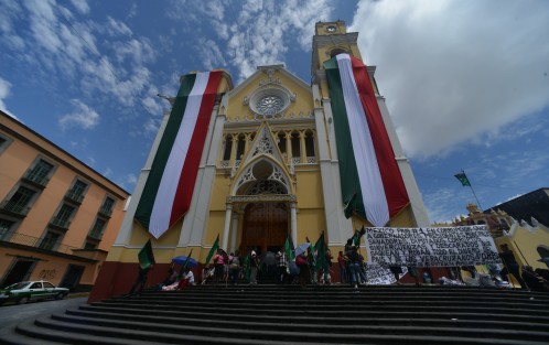 En el centro de la capital veracruzana ya se colocan los adornos que el presupuesto permita para las fiestas patrias. Los comerciantes coatepecanos que se manifiestan puntuales como reloj, también ya son parte de la decoración. 