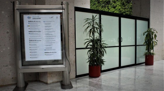 Siguen haciendo privaditos en el Palacio Legislativo. Según sala de fumadores. ¿No saldría más barato unos ceniceros como les ponen a la entrada de los antros?