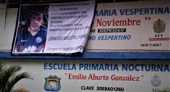 A decir de las autoridades, actuales y de la administración pasada, los hechos de violencia se dan sólo entre grupos criminales; sin embargo al maestro René, asesinado este martes a unos pasos de una escuela primaria, se le recuerda con cariño y respeto. Investigar antes de hablar y prudencia para no generalizar sería una acción sabia. 