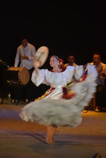 Con la participación de la Compañía Artística Danza Colombia y el Ballet Internacional del Estado de Veracruz, el auditorio de la sección 32 del Sindicato Nacional de Trabajadores de la Educación (SNTE) lució coloridas evoluciones dancísticas, música y folklor al presentarse la Gala de Ballet Xalapa-Colombia. 
