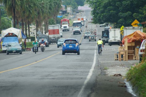 La carretera federal en  Tlapacoyan, se encuetra convertida en tianguis y estacionamiento, mientras  la autoridad competente no hace nada para despejarla, convirtiéndose en un sitio donde el riesgo de accidentes está latente. 