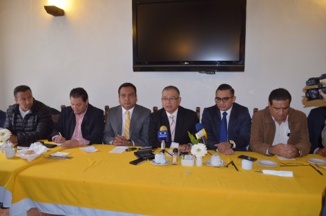Representantes de partidos políticos ante el OPLE, en conferencia de prensa denunciaron que Consejeros de este Organismo se han tomado atribuciones que no les corresponden, con lo que hay incertidumbre sobre quiénes serán regidores, aun cuando ya se entregaron algunas constancias.
