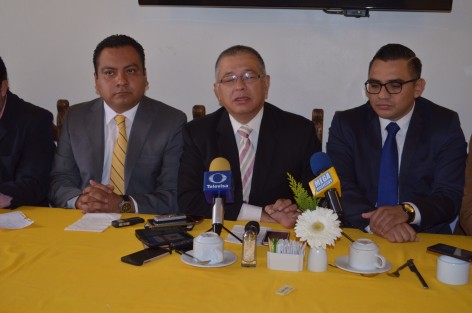 Representantes de partidos políticos ante el OPLE, en conferencia de prensa denunciaron que Consejeros de este Organismo se han tomado atribuciones que no les corresponden, con lo que hay incertidumbre sobre quiénes serán regidores, aun cuando ya se entregaron algunas constancias.