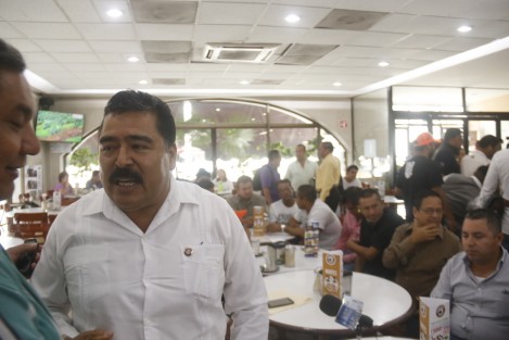 Enrique Ruiz Saavedra, líder de la agrupación obrera Democracia con Transparencia, aseguró que la próxima semana serán reinstalados en sus puestos de trabajo 4 exempleados de la empresa TAMSA. Lo anterior fue dictaminado por la junta de conciliación y arbitraje.