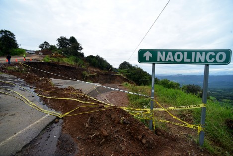 Con las lluvias de los recientes días colapsó otra parte de la carrtera Xalapa- Naolinco, así como el paso alterno que habían hecho  por parte la SIOP.
