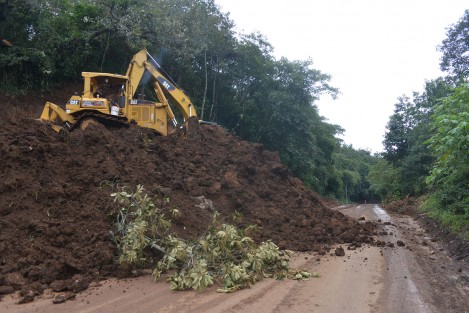 Por ahora trabajan en otro paso provisional para los miles de habitantes que utilizan esta carretetra; se espera que este aguante más,  en lo que se encuentran una solucion definitiva.
