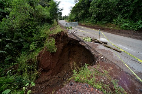 Lo malo del caso es que en varios puntos esta carretera se encuentra en pésimo estado, y escasos 500 metros ya se forma otro socavón.

