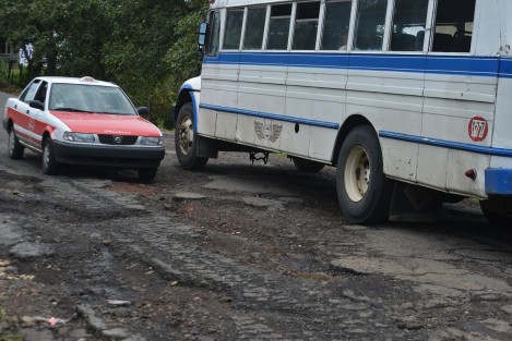 Los baches, en este caso cráteres, así como el constante acoso por parte de transito a hecho que los taxistas de de Naolinco y otras comunidades se les difulte a un mas el mal pagado trabajo.