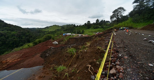 Con las lluvias de los recientes días colapsó otra parte de la carrtera Xalapa- Naolinco, así como el paso alterno que habían hecho  por parte la SIOP.
2
Por ahora trabajan en otro paso provisional para los miles de habitantes que utilizan esta carretetra; se espera que este aguante más,  en lo que se encuentran una solución definitiva.
