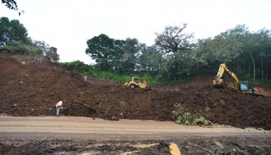 Con las lluvias de los recientes días colapsó otra parte de la carrtera Xalapa- Naolinco, así como el paso alterno que habían hecho  por parte la SIOP.
2
Por ahora trabajan en otro paso provisional para los miles de habitantes que utilizan esta carretetra; se espera que este aguante más,  en lo que se encuentran una solución definitiva.
