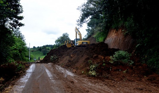 Con las lluvias de los recientes días colapsó otra parte de la carrtera Xalapa- Naolinco, así como el paso alterno que habían hecho  por parte la SIOP.
2
Por ahora trabajan en otro paso provisional para los miles de habitantes que utilizan esta carretetra; se espera que este aguante más,  en lo que se encuentran una solución definitiva.
