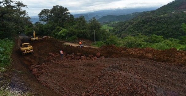 Con las lluvias de los recientes días colapsó otra parte de la carrtera Xalapa- Naolinco, así como el paso alterno que habían hecho  por parte la SIOP.
2
Por ahora trabajan en otro paso provisional para los miles de habitantes que utilizan esta carretetra; se espera que este aguante más,  en lo que se encuentran una solución definitiva.
