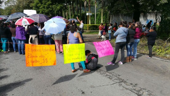 La mañana de este Jueves padres de familia de la Escuela Primaria Ricardo Flores Magón exigen a espacios educativos que se concluya la obra de tres aulas en el plantel