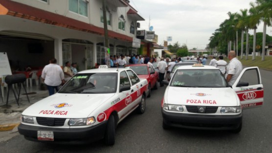  Este jueves taxistas de este municipio de Poza Rica se manifestaron debido a los operativos implementados por agentes de Tránsito Estatal. Los trabajadores del volante consideran como un abuso los operativos que se han dado en la zona, es por esto que la mañana de este jueves se manifestaron frente a la Delegación de Transporte Estatal.