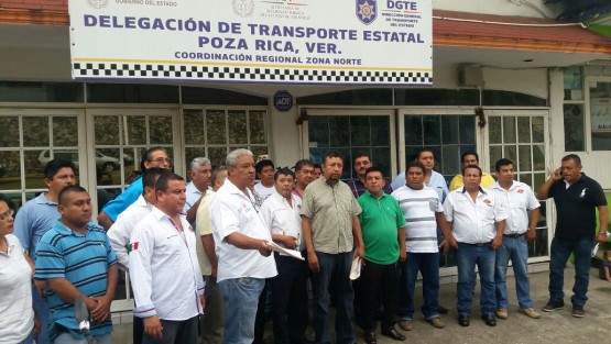  Este jueves taxistas de este municipio de Poza Rica se manifestaron debido a los operativos implementados por agentes de Tránsito Estatal. Los trabajadores del volante consideran como un abuso los operativos que se han dado en la zona, es por esto que la mañana de este jueves se manifestaron frente a la Delegación de Transporte Estatal.