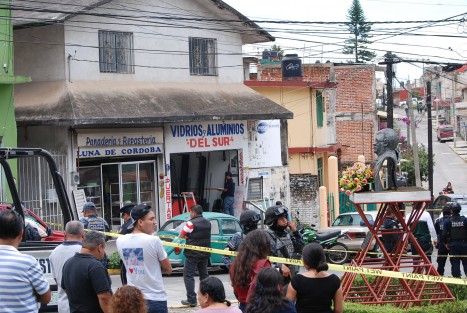 El propietario de una vidrería ubicada sobre Circuito Tajín de la colonia Sebastián Lerdo de Tejada, fue baleado la tarde de este jueves por sujetos que llegaron hasta el lugar para ultimarlo.