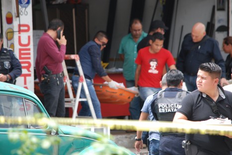 Además del hombre asesinado, el empleado resultó herido. Trascendió que la víctima estaba siendo investigada por las autoridades por presuntos vínculos con el delito de robo a negocios. 