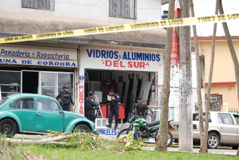 El propietario de una vidrería ubicada sobre Circuito Tajín de la colonia Sebastián Lerdo de Tejada, fue baleado la tarde de este jueves por sujetos que llegaron hasta el lugar para ultimarlo.