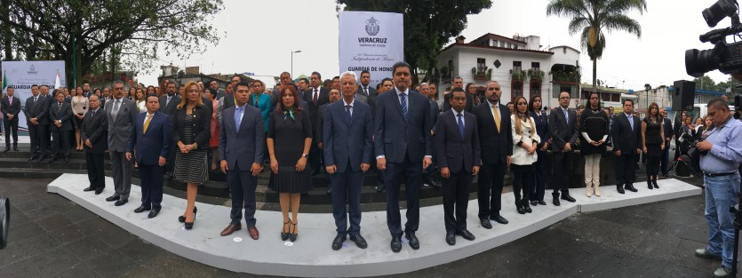 Este viernes 1 de septiembre dieron inicio las Guardias de Honor frene al monumento al Padre de la Patria, Miguel Hidalgo y Costilla, en el parque de Los Berros de la capital veracuzana, correspondiendo la primera, como es tradición, a la Secretaría de Gobierno.
