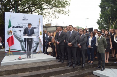  En las Guardias de Honor que este día comienzan en el parque de los Berros, el Secretario de Gobierno, Rogelio Franco, aseguró que el gobierno de la alternancia que encabeza el Gobernador Yunes Linares ha sido un gobierno concentrado en solucionar el caos que impera en Veracruz, esto, pese a que se haya incrementado la violencia y el desempleo.
