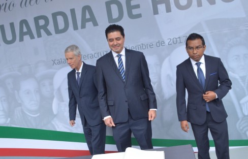  En las Guardias de Honor que este día comienzan en el parque de los Berros, el Secretario de Gobierno, Rogelio Franco, aseguró que el gobierno de la alternancia que encabeza el Gobernador Yunes Linares ha sido un gobierno concentrado en solucionar el caos que impera en Veracruz, esto, pese a que se haya incrementado la violencia y el desempleo.
