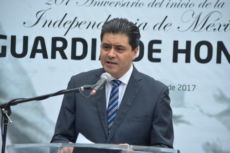  En las Guardias de Honor que este día comienzan en el parque de los Berros, el Secretario de Gobierno, Rogelio Franco, aseguró que el gobierno de la alternancia que encabeza el Gobernador Yunes Linares ha sido un gobierno concentrado en solucionar el caos que impera en Veracruz, esto, pese a que se haya incrementado la violencia y el desempleo.
