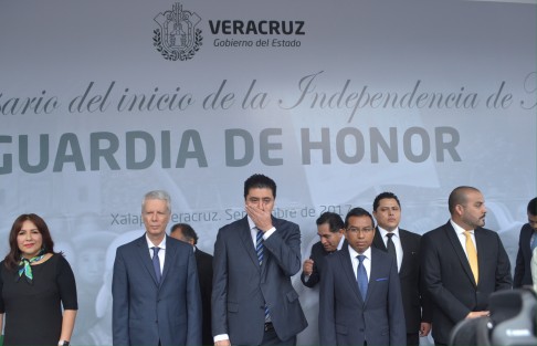  En las Guardias de Honor que este día comienzan en el parque de los Berros, el Secretario de Gobierno, Rogelio Franco, aseguró que el gobierno de la alternancia que encabeza el Gobernador Yunes Linares ha sido un gobierno concentrado en solucionar el caos que impera en Veracruz, esto, pese a que se haya incrementado la violencia y el desempleo.
