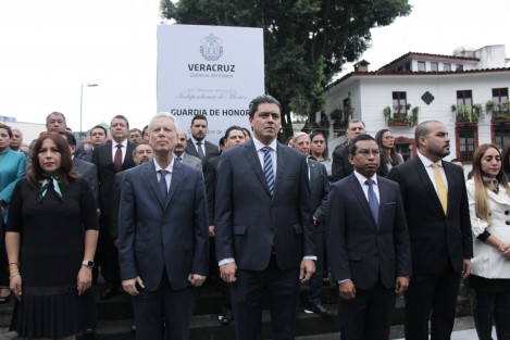 Este viernes 1 de septiembre dieron inicio las Guardias de Honor frene al monumento al Padre de la Patria, Miguel Hidalgo y Costilla, en el parque de Los Berros de la capital veracuzana, correspondiendo la primera, como es tradición, a la Secretaría de Gobierno. 