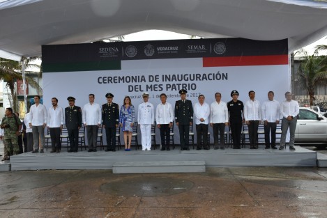 El gobernador del estado, Miguel Ángel Yunes Linares, asistió al Izado de Bandera con motivo del inicio de los festejos del mes patrio. Le acompañaron funcionarios de su gabinete, así como autoridades municipales y mandos de la SEDENA y SEMAR.