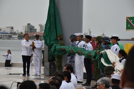 El gobernador del estado, Miguel Ángel Yunes Linares, asistió al Izado de Bandera con motivo del inicio de los festejos del mes patrio. Le acompañaron funcionarios de su gabinete, así como autoridades municipales y mandos de la SEDENA y SEMAR.