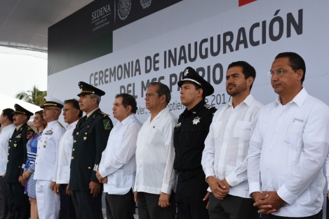 Aunque el evento fue en la ciudad de Veracruz, el alcalde de Boca del Río estuvo presente en el izado de bandera.  A ver si vemos al alcalde de Veracruz  más seguido en los eventos en Boca del Río. 