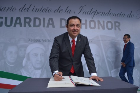  Acompañado por ediles y funcionarios municipales, el Alcalde Américo Zúñiga Martínez, firmó el libro de honor.
