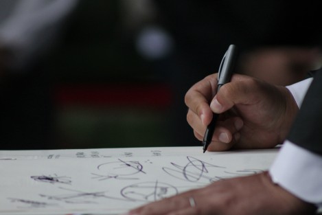 Al firmar el libro de honor, el munícipe capitalino recordó la frase de Miguel Hidalgo: Sin patria ni libertad, estaremos siempre a mucha distancia de la verdadera felicidad, y remató manifestando su orgullo por Xalapa y todos los xalapeños. 