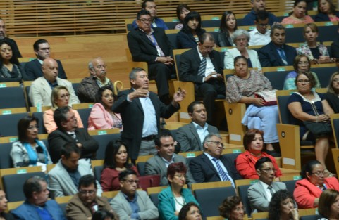 Durante el discurso de la rectora Sara Ladrón de Guevara, el Maestro Mario Miguel Ojeda alzó la voz para pedirle a  la funcionaria que no haya represión contra quienes no apoyaron su reelección y se pronunciaron a favor de alguno de los otros aspirantes. 