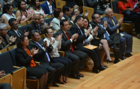 El alcalde Américo Zúñiga Martínez asistió a la Sesión Solemne en la que se llevó a cabo la Toma de Protesta de Sara Ladrón de Guevara como rectora de la Universidad Veracruzana (UV) para el periodo 2017-2021, ante el Honorable Consejo Universitario.
