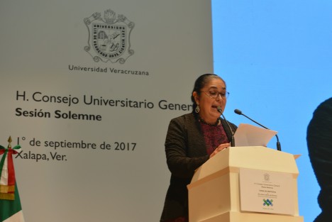Sara Ladrón de Guevara recordó la grave situación financiera por la que ha atravesado recientemente la Universidad Veracruzana, producto de la corrupción, por lo cual se alzó la voz. Pidió a la comunidad universitaria dar más en beneficio de la máxima casa de estudios veracruzana. 