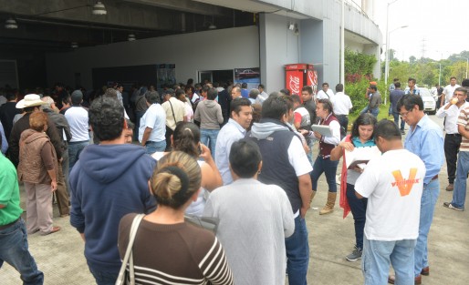 De tres a cuatro horas está tomando a los propietarios de taxis el trámite de empadronamiento, ya que el plazo se les vencía el día de ayer a quienes sólo cuentan con el permiso, mientras que quienes cuentan con placas tienen un mes más. 