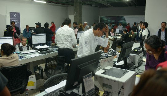 Debido a la falta de organización de los funcionarios, el trámite se hace más prolongado, por lo que largas filas de personas y de unidades se ven en el Velódromo, en donde se está realizando el empadronamiento.
