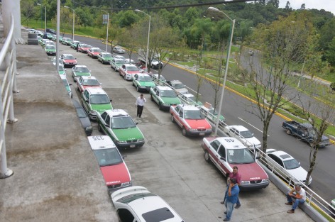 Debido a la falta de organización de los funcionarios, el trámite se hace más prolongado, por lo que largas filas de personas y de unidades se ven en el Velódromo, en donde se está realizando el empadronamiento.
