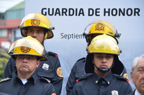 El Honorable Cuerpo  de Bomberos de Xalapa participaron este viernes en las Guardias de Honor. Exhortaron a la ciudadanía a unirse al voluntariado e integrase con esta honorable agrupación, ya que debido al crecimiento de la ciudad cuentan con pocos elementos y las necesidades son muchas, principalmente en temporadas de lluvias donde prestan auxilio a la población vulnerable.
