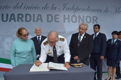 El Honorable Cuerpo  de Bomberos de Xalapa participaron este viernes en las Guardias de Honor. Exhortaron a la ciudadanía a unirse al voluntariado e integrase con esta honorable agrupación, ya que debido al crecimiento de la ciudad cuentan con pocos elementos y las necesidades son muchas, principalmente en temporadas de lluvias donde prestan auxilio a la población vulnerable.
