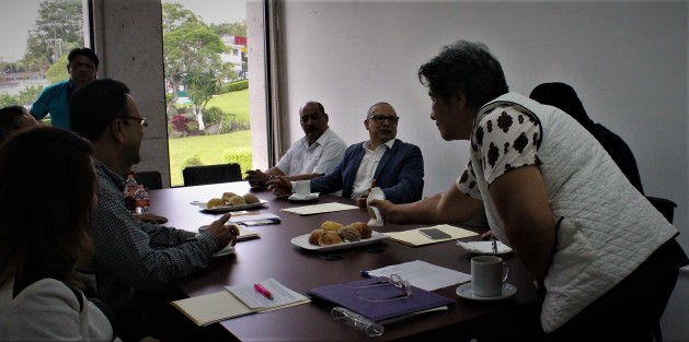 Legisladores integrantes de la Comisión Permanente de Turismo de la LXIV Legislatura presidida por la diputada Luisa Ángela Soto Maldonado y el legislador Vicente Guillermo Benítez González, vocal de la misma, se reunieron con el Sub Secretario de Turismo, Juan Bueno Campos, para firma del dictamen de la iniciativa que envió el Ejecutivo del Estado en la que propone regresar el impuesto al hospedaje en la entidad. De paso tomaron café con pan. 