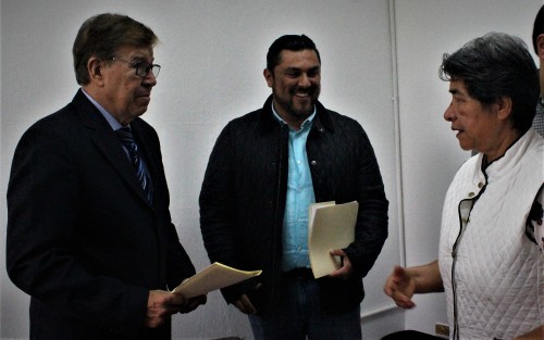 Legisladores integrantes de la Comisión Permanente de Turismo de la LXIV Legislatura presidida por la diputada Luisa Ángela Soto Maldonado y el legislador Vicente Guillermo Benítez González, vocal de la misma, se reunieron con el Sub Secretario de Turismo, Juan Bueno Campos, para firma del dictamen de la iniciativa que envió el Ejecutivo del Estado en la que propone regresar el impuesto al hospedaje en la entidad. De paso tomaron café con pan. 