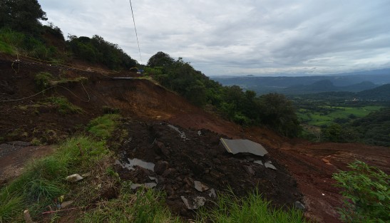
    Próximas 48 horas persisten condiciones para lluvias fuertes a muy fuertes; Extreme precaución por mayor probabilidad de presencia de deslaves, derrumbes y deslizamientos.
