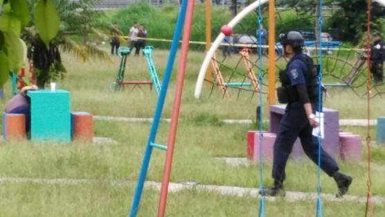 Una persona se quitó de un disparo la vida este sábado en los juegos de un parque ubicado en la Unidad habitacional Las Cañas de la ciudad de Córdoba. Al parecer era vecino de la zona. 