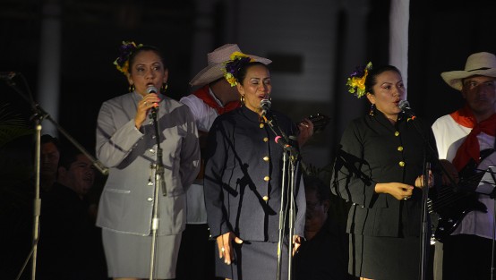 Con la participación de la Orquesta Municipal de Xalapa, el Mariachi Estelar y el grupo Tlen Huicani, concluyó este sábado la cuarta edición del Festival de Las Flores Xalapa llena de Luz 2017, el cual reunió a cientos de familias en el Estadio Xalapeño.
